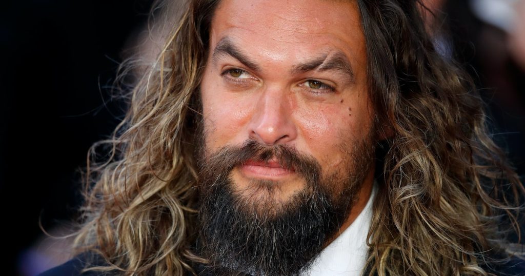 Jason Momoa’s Hair Evolution Includes Short Hair, A Shaved Head, & Locs