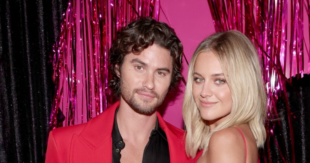 Kelsea Ballerini & Chase Stokes’ MTV VMAs Overall body Language