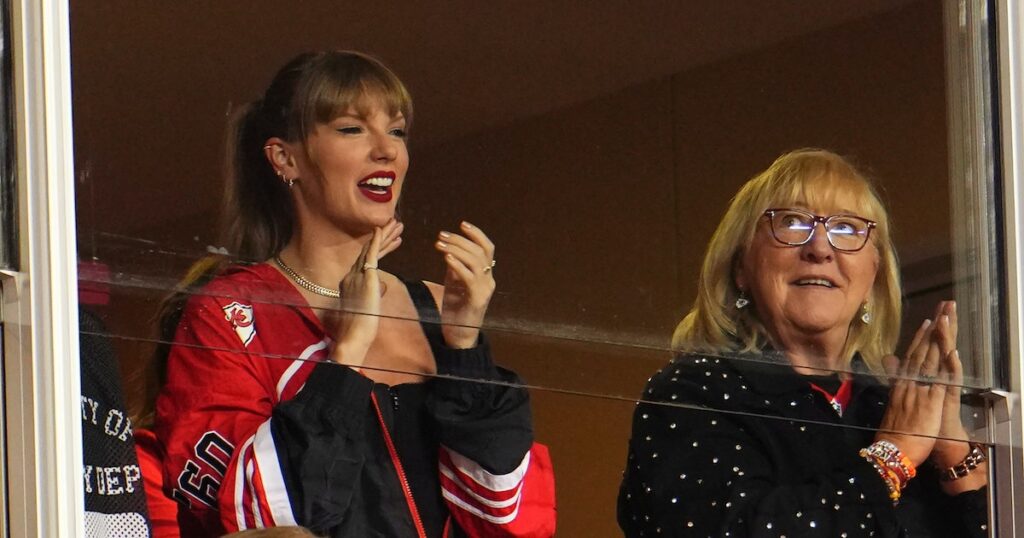 Taylor Swift & Donna Kelce’s Body Language, Analyzed By An Pro